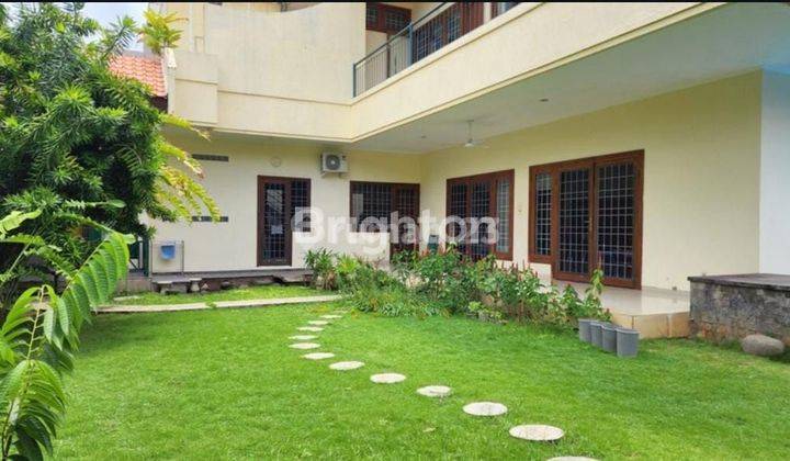 Rumah style villa halaman luas dan kolam renang di Renon 1