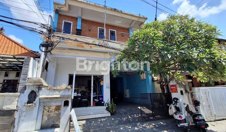 Boarding houses and small kiosks near Plaza Renon