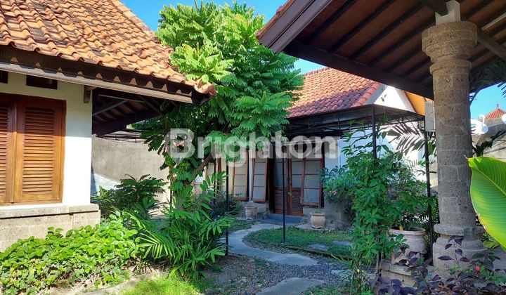 Villa-style house, lush wide yard, many bedrooms in Renon 2