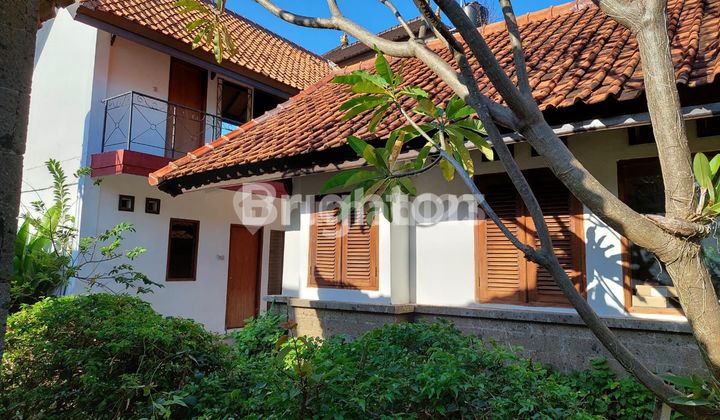 Rumah style villa asri halaman luas kamar banyak di Renon