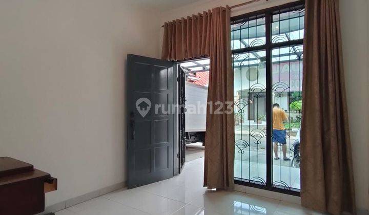 Jual Cepat Rumah Bagus Siap Huni Semi Furnished di Komplek Taman Sakura Indah Rhg 2