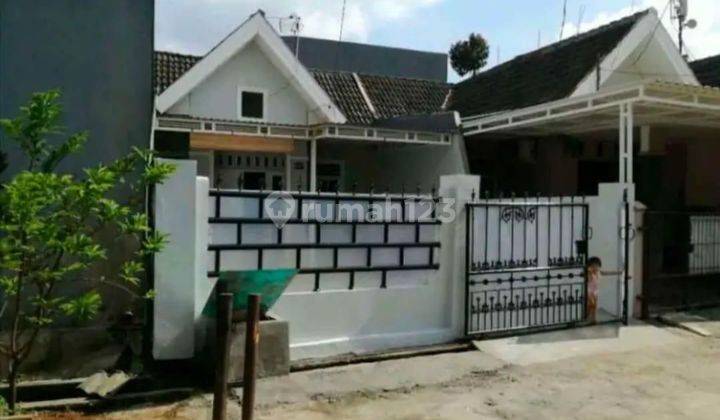 Rumah Medang Lestari Dekat Ke Jalur Utama Depan 1