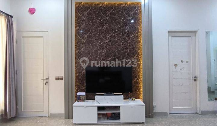 Rumah 2 Lt Di Pondok Hijau Golf Cluster Topaz Lt 144 M2 Lb 149 M2 Ada 4+1 Kt 3+1 Km. Shm Hadap Selatan, Letaknya Strategis, Semi Furniture Nego Yuk Sampai Deal!  2