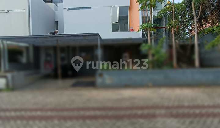 Disewakan Rumah 3 lantai di Taman Grisenda  4
