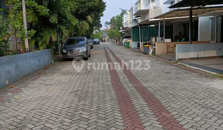 Disewakan Rumah 3 lantai di Taman Grisenda  3