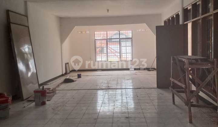 Translated to English:
"For Rent: Comfortable Business Space, Ready to Use, Mainroad Location on Buah Batu, Bandung"