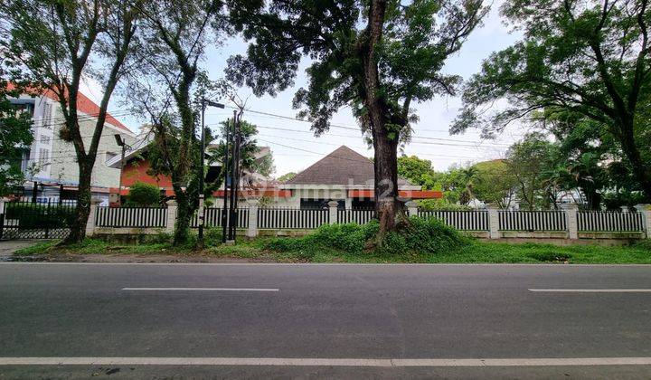 Villa Hook di Jl. Slamet Riyadi Simpang K.h. Dahlan 1