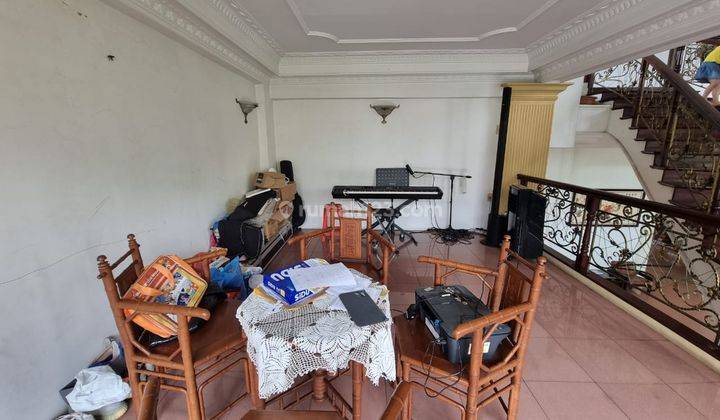 Villa di Jl. Juanda Depan Taman Polonia  10