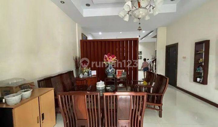 Villa di Komplek The Crown Jalan S Parman  1