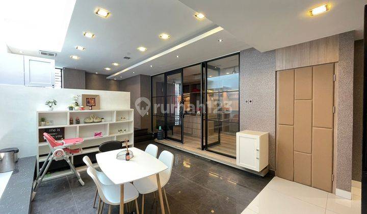 ruang makan villa lux di komplek jati