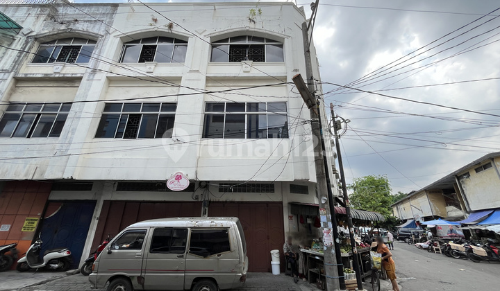 Ruko Hook on Jalan Banjarmasin Intersection Sambas Sutomo Ruko Hook on Jalan Banjarmasin Intersection Sambas Sutomo