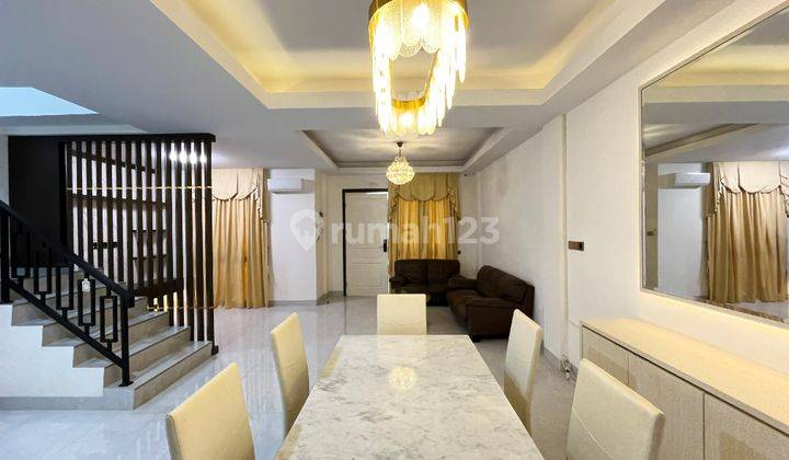 ruang makan villa di komplek jewel park