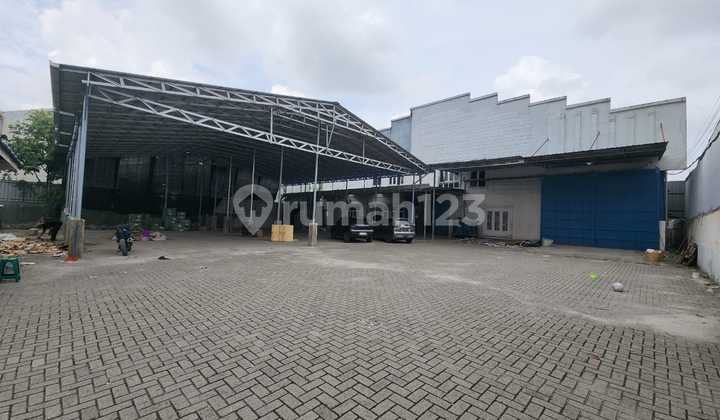 Warehouse on Jalan Irian Barat (Sampali / Percut) Location: Https://Maps.app.goo.gl/D9euem9gm8t627v67 Land Area: 3179 m² Warehouse Building Area: 1800 m² (30x60) Office Building Area: 144 m² (6x24) 2 Floors Ready to Use SHM 583.2 Million/Year 085361890121 Kelvin Tanady Ig: Lifeproperty