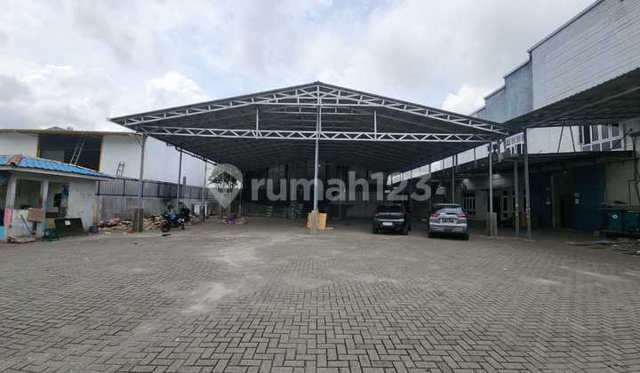 Warehouse on Jalan Irian Barat (Sampali / Percut) Location: Https://Maps.app.goo.gl/D9euem9gm8t627v67 Land Area: 3179 m² Warehouse Building Area: 1800 m² (30x60) Office Building Area: 144 m² (6x24) 2 Floors Ready to Use SHM 583.2 Million/Year 085361890121 Kelvin Tanady Ig: Lifeproperty