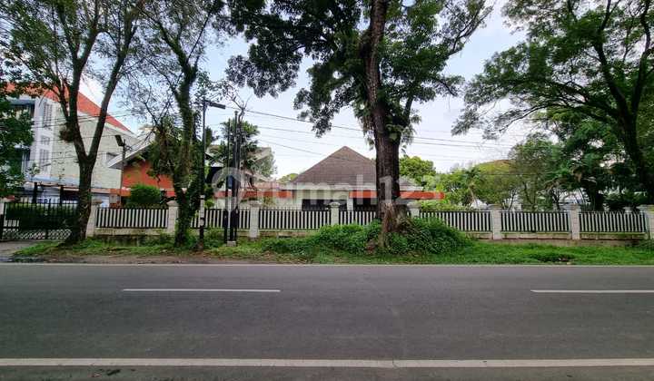 Villa Hook on Jl. Slamet Riyadi (near K.h Dahlan intersection) Villa Hook on Jl. Slamet Riyadi (near K.h Dahlan intersection)