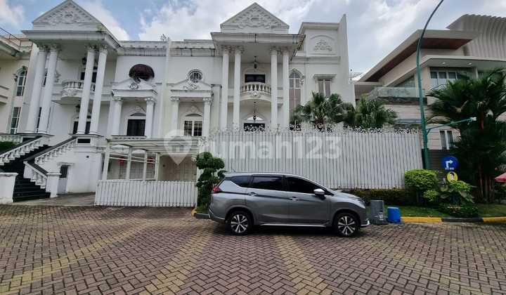 Villa di Komplek The Palace Polonia