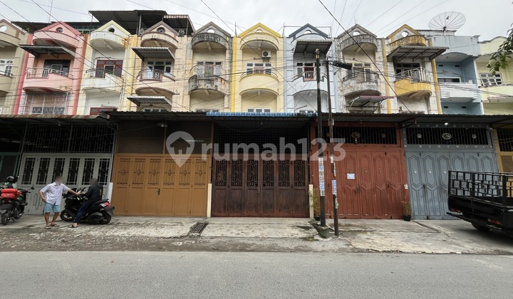Ruko di Jalan Budi Kemenangan ( Yos Sudarso )