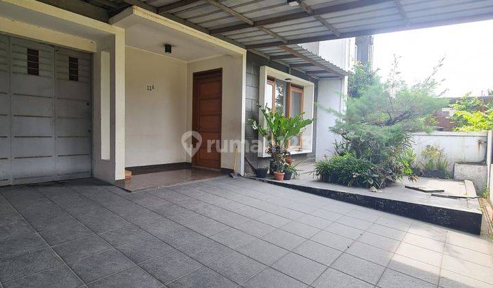 Dijual Rumah Bagus Terawat 2 Lantai di Singgasana Pradana 2