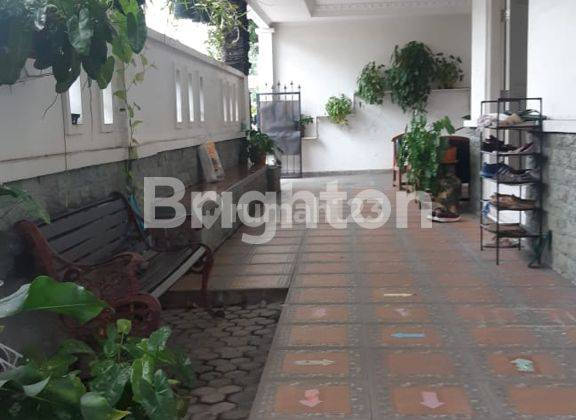 Rumah Hook Mewah Semi Furnished Pinggir Jalan 1