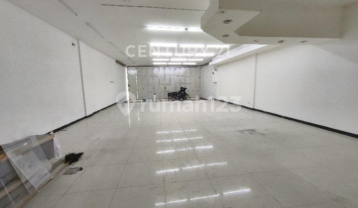 2.5-Story Shophouse in a Strategic Location at Margacinta, Bandung City 2