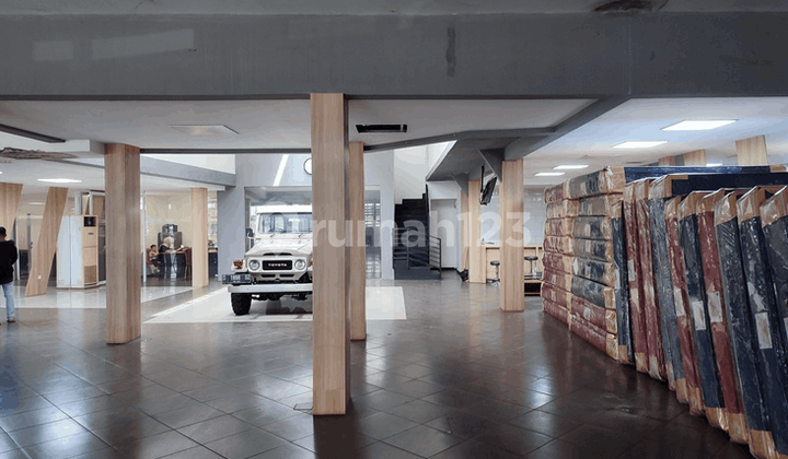 Business Space Suitable for Office Business on Cihampelas Main Road, Bandung Business Space Suitable for Office Business on Cihampelas Main Road, Bandung