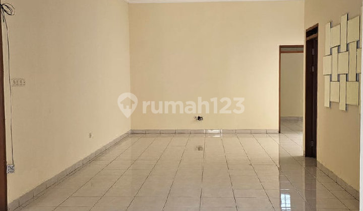 Minimalist House Comfortable Environment, Strategic Location in Batununggal Indah