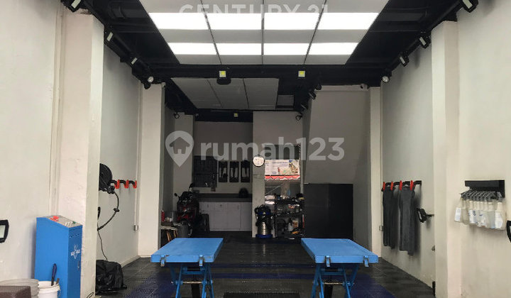 4-Story Shop House Strategically Located in Cihampelas, Bandung City