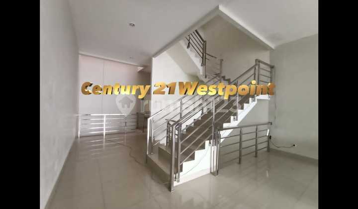 3.5-Story Shop House in Strategic Location on Main Road Soekarno Hatta City 2