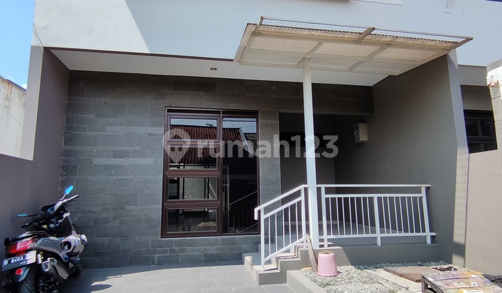 Strategic 2-Story House in the Center of Bandung City Strategic 2-Story House in the Center of Bandung City