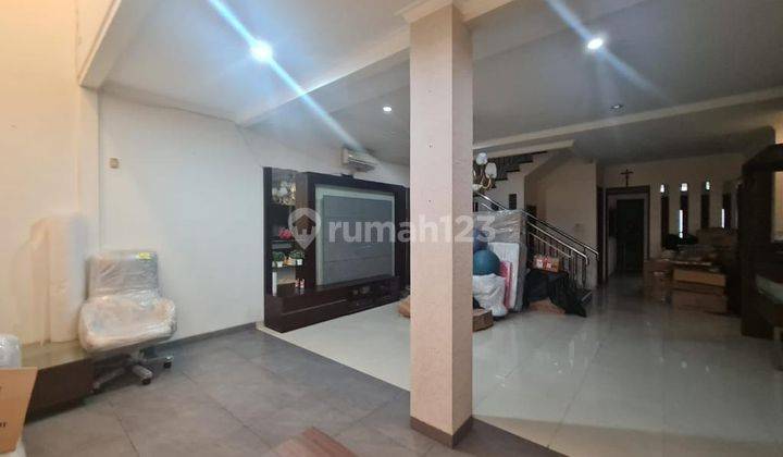 Dijual Rumah Bentuk Kotak Singgasana Pradana 1