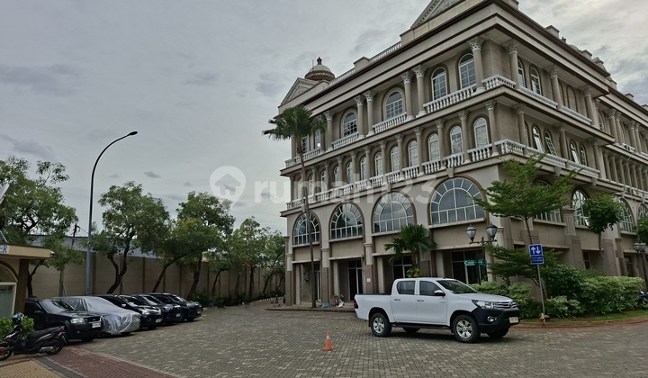 4-unit attached shophouse facing the street in Sedayu Square, Cengkareng, West Jakarta