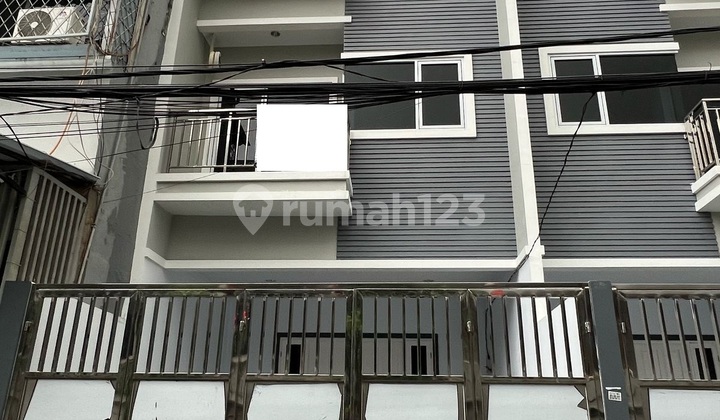 Rmh 3 lantai di Jl. U, Teluk Gong, Jakarta Utara