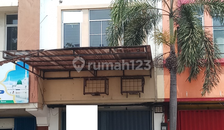 Nice 3-story shop house in Mutiara T Palem, Block C, Cengkareng, West Jakarta.