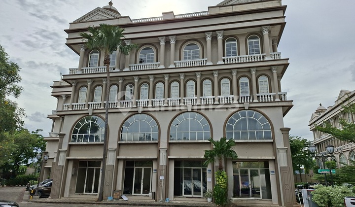 4-unit attached shophouse facing the street in Sedayu Square, Cengkareng, West Jakarta