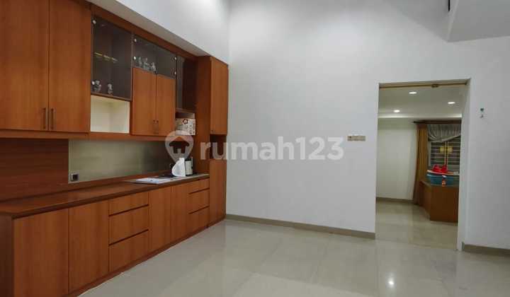 For Rent: House in Taman Grisenda PIK, Land Size 6x15m², Semi-Furnished.