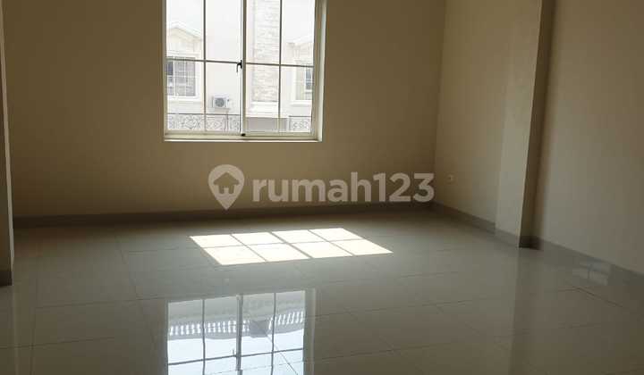 DISEWAKAN RUKO 3LT DI CBD GREEN LAKE UK.4,5X15 MIN SEWA 2 TAHUN 2
