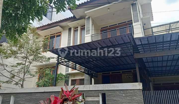 Rumah Bergaya Klasik di Kawasan Sejuk Setiabudi Regency Rumah Bergaya Klasik di Kawasan Sejuk Setiabudi Regency