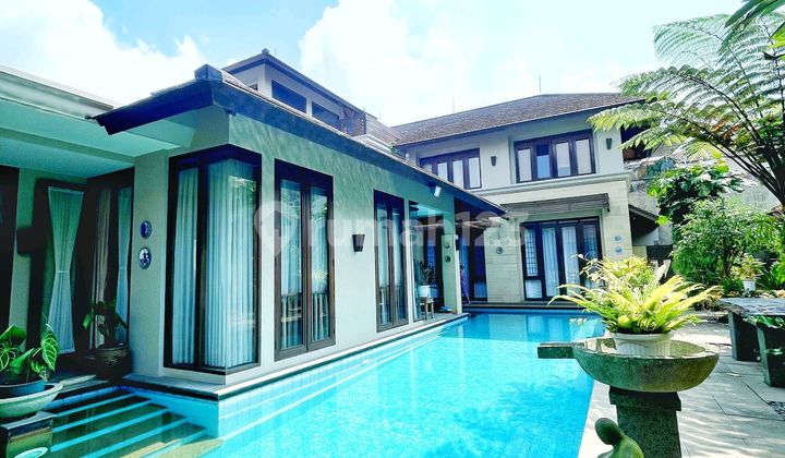Rumah Mewah Arsitektur Tropis Modern With Pool di Gegerkalong Gerlong Bandung