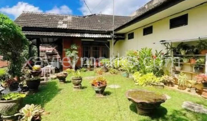 For sale, corner house with a beautiful garden in Banyumanik. 1