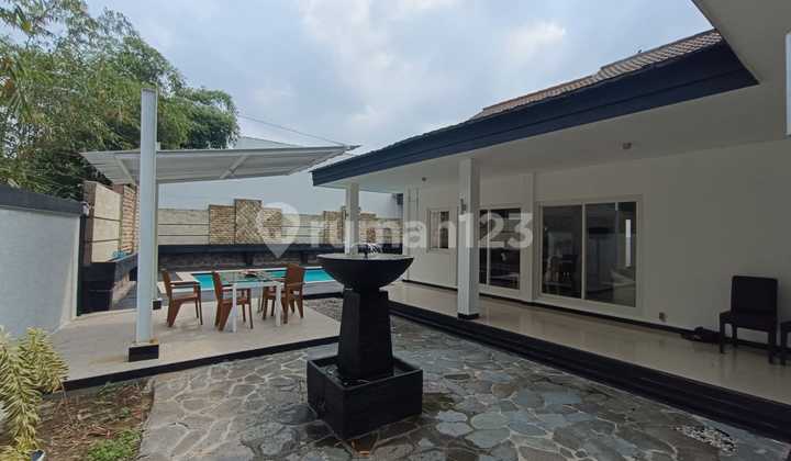 House in the Center of Salatiga City with Private Swimming Pool