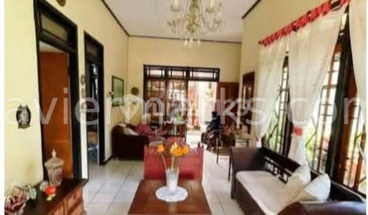 For sale, corner house with a beautiful garden in Banyumanik. 2