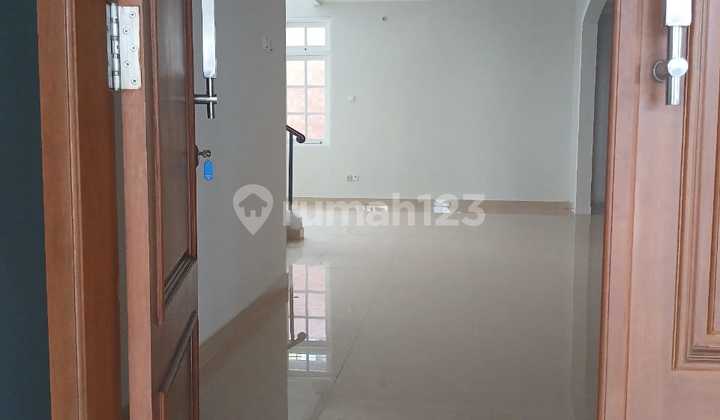 SHM House in Kota Wisata near toll road access 2