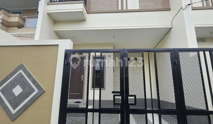 New 2.5-Story House in Angsana Duri Kepa New 2.5-Story House in Angsana Duri Kepa