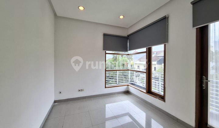 Minimalist Basement for 3 Cars