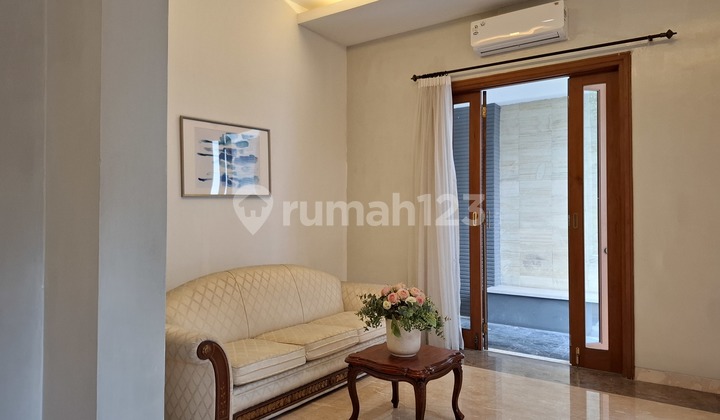 Rumah Modern Dekat Lapangan Golf 2