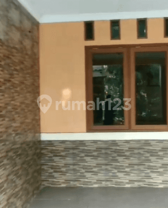 Dijual Rumah 2lt Semi Furnish Murah di Taman Royal 1, Kota Tangerang 2