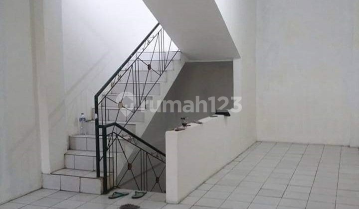 Strategic Shop House with Prospects on Kartini Main Road, Depok 2