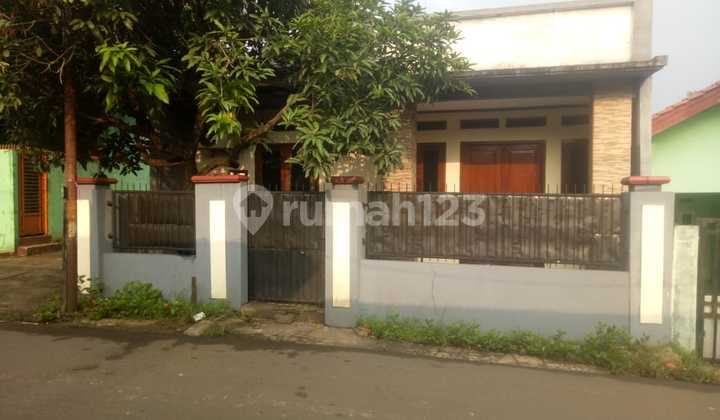 Strategic House Access for 2 Cars Near Grand Depok City