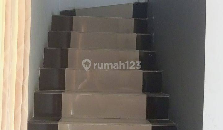 Rumah 2 lantai mewah dengan harga murah  8