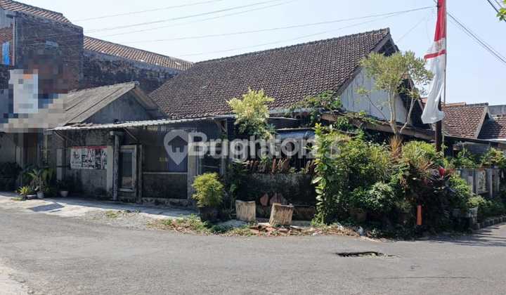 Rumah HOOK BUNGA-BUNGA Kota, Malang